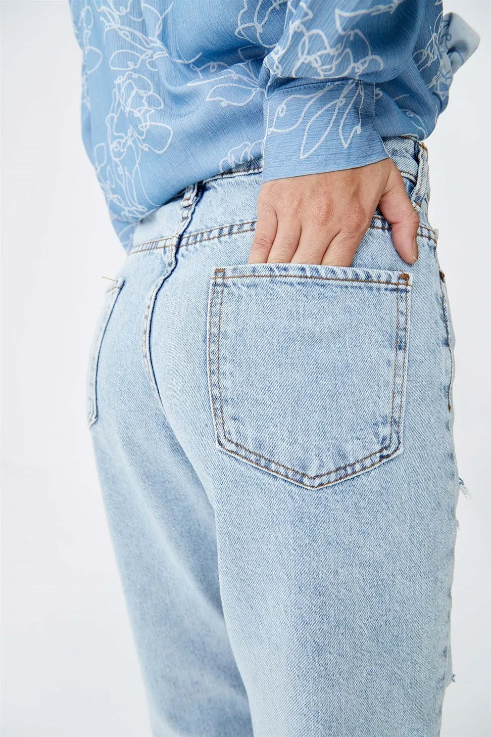 High waist ripped mom jeans